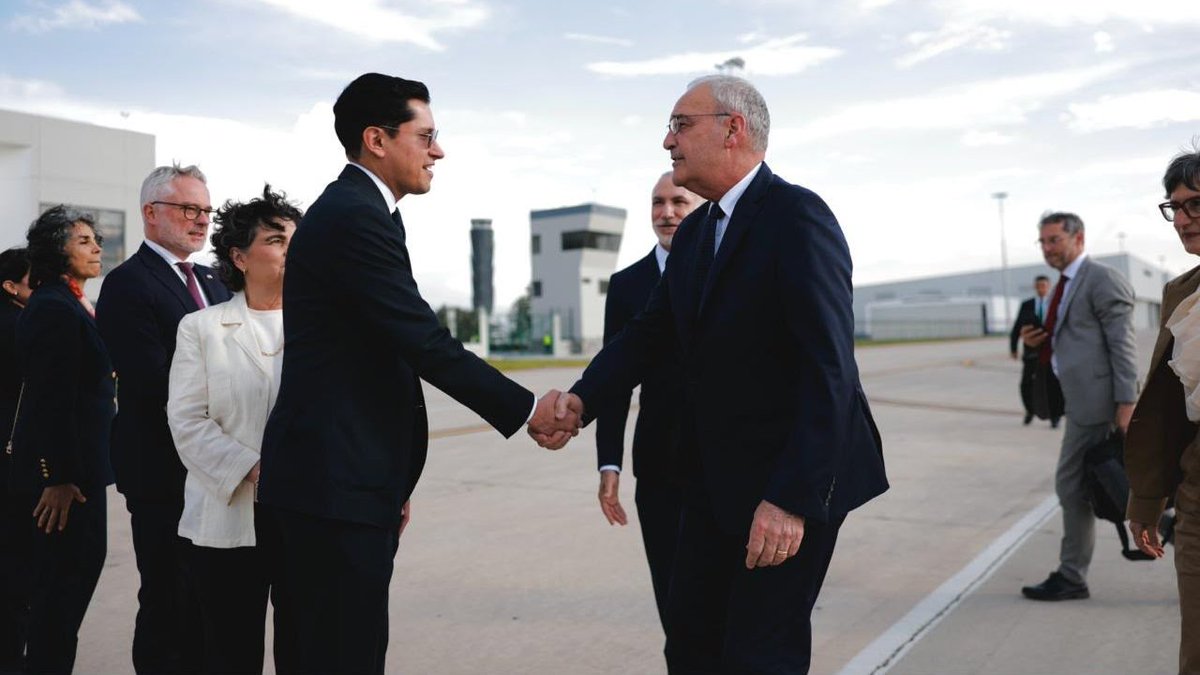 SRE_mx's tweet photo. 📸 Esta tarde, el secretario Roberto Velasco (@r_velascoa) dio la bienvenida a nuestro país, al presidente de la Confederación Suiza, Guy Parmelin (@ParmelinG) y a su esposa, Caroline Merotto. El mandatario suizo realiza una visita oficial a México para reunirse con la presidenta Claudia Sheinbaum (@Claudiashein) el próximo miércoles para seguir profundizando los vínculos económicos y comerciales entre nuestras naciones.

🇲🇽🤝🇨🇭
