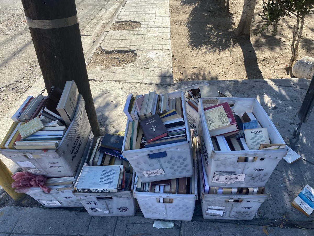 starfrky's tweet photo. *digo que quiero leer un libro*
lo que me muestra dios al día siguiente a mitad de la calle: https://t.co/OVJ7lEdUWJ