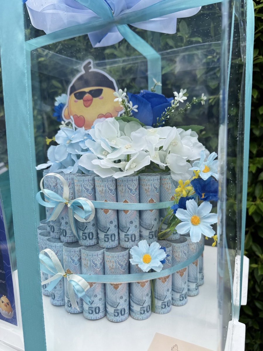 iamrubyyyyyyy's tweet photo. I realized there were many coincidences 😆😆😆 

(blue flowers for 🐣 and a lil something from the UK for 🐰) https://t.co/jDkq5QLvCZ