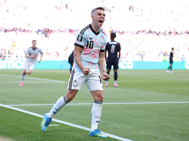 Mercado_Ingles's tweet photo. 𝗔𝗛𝗢𝗥𝗔 Leandro Trossard en lo que va esta Copa Mundial:

🅰️ vs Estados Unidos 🇺🇸
🅰️ vs Senegal 🇸🇳
⚽️⚽️ vs Nueva Zelanda 🇳🇿 https://t.co/KBwGYEIL86