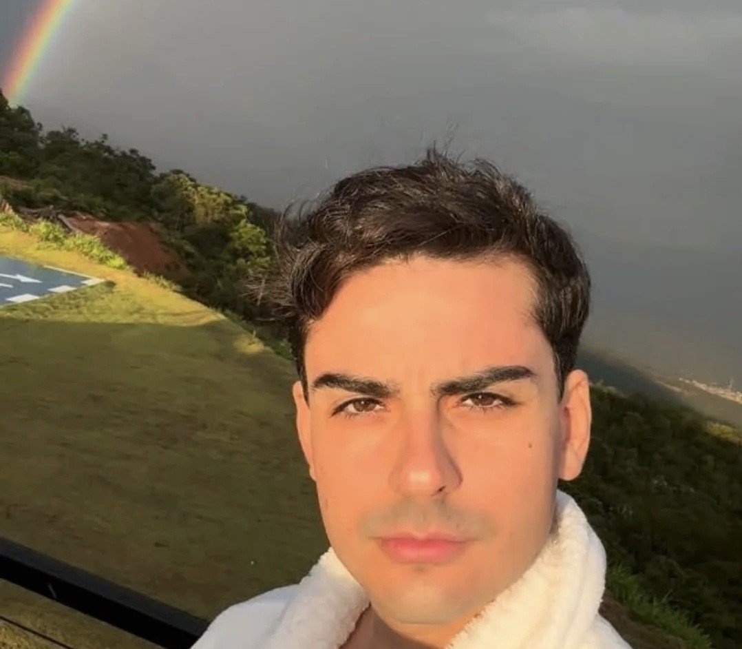 Tradarquente's tweet photo. O Dudu aprendeu muito cedo a ser forte. Enfrentou perseguições, julgamentos e injustiças durante anos, mas nunca deixou a maldade das pessoas mudar quem ele é. Continua sendo um homem doce, gentil, carinhoso e de coração puro. É um homem vivido pelas batalhas, mas com um coração de menino. ❤️
