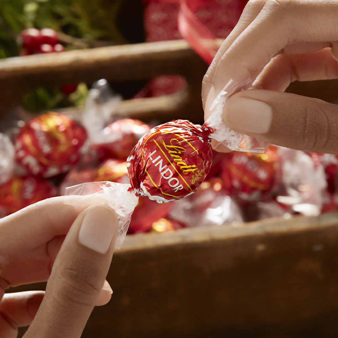 LindtJapan's tweet photo. 7/7はワールドチョコレートデー🤎
チョコレートを愛するすべての人へ

1845年、スイスで創業したリンツ
180年以上にわたり届けてきたのは、チョコレートのおいしさそのもの

今日は理由も言い訳もいらない日
お気に入りのチョコレートを楽しむだけ

あなたのひとときが、少しだけ特別になりますように https://t.co/O4FuSHUXdH