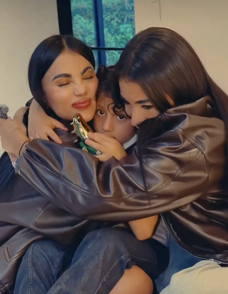 monipeacelol's tweet photo. De todo el contenido que nos ha dado Karina, el contenido familiar siempre será mi favorito 🥹❤️ 

#Karinagarcia https://t.co/htrcGwgmUg