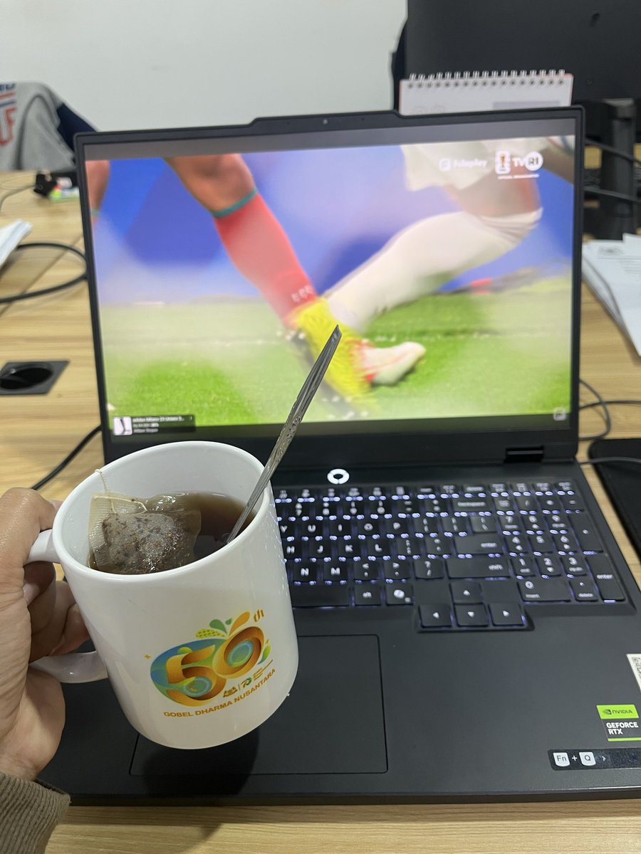 phuffita's tweet photo. sekarang morning activity ku di kantor bikin teh sambil nonton match highlight pildun ckck seru bgt https://t.co/j1lUOTHk5W