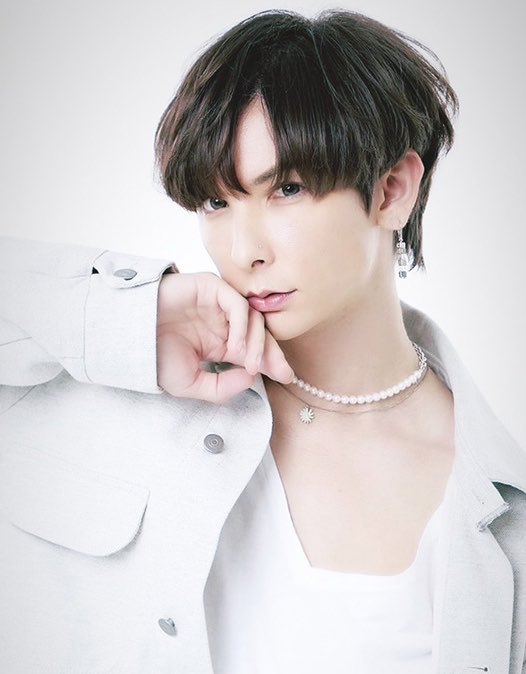 rin3ten's tweet photo. 【悲報】ホストコールのホストさん、かなりのパネルマジックだと判明する

多分年齢が40歳と言うこともあって法令線や皮膚の陥凹などが出ている。

例えばこれをカバーしようとしてヒアルロン酸入れたり糸リフト入れたりするのは悪手で、ヒアル顔に収束してしまう。 https://t.co/3wwYDEGqhV