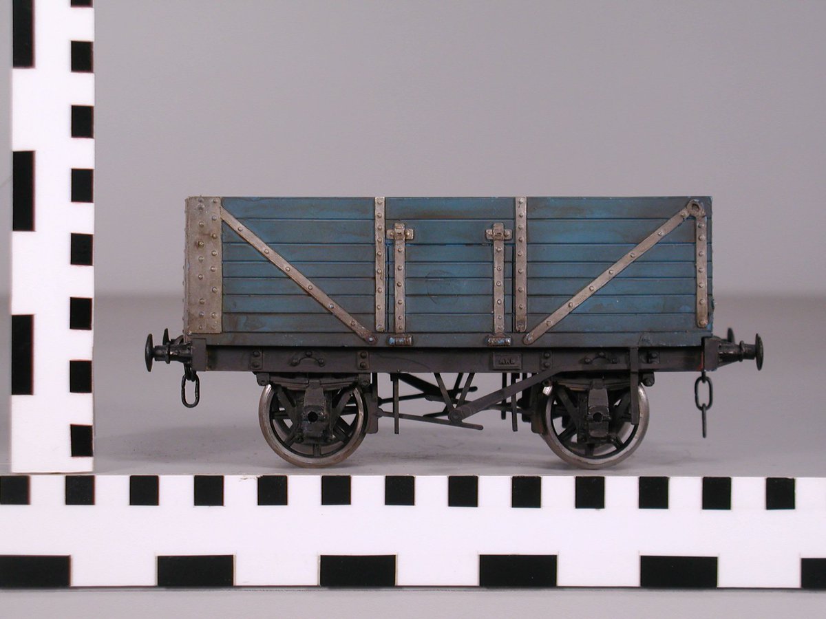 Tesla512's tweet photo. Here's something I found out in reworking my HO designs (not gonna say OO since they are a different scale all together)
Looking at the props from the show, the sides of the truck's bodies are flat, while Bachmann went for something looking like channel iron. https://t.co/t3w9Ty4Pu0