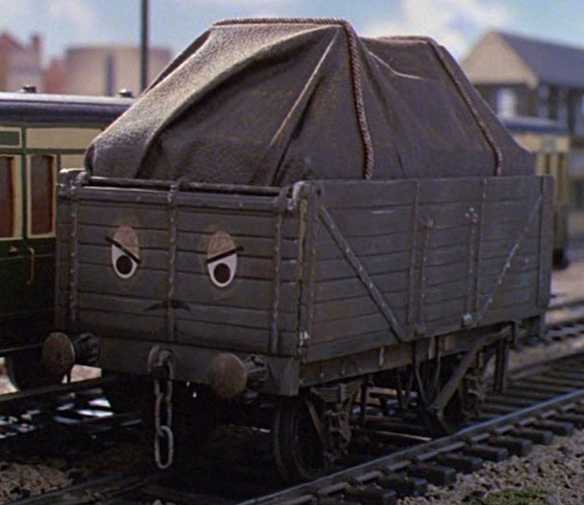 Tesla512's tweet photo. Here's something I found out in reworking my HO designs (not gonna say OO since they are a different scale all together)
Looking at the props from the show, the sides of the truck's bodies are flat, while Bachmann went for something looking like channel iron. https://t.co/t3w9Ty4Pu0