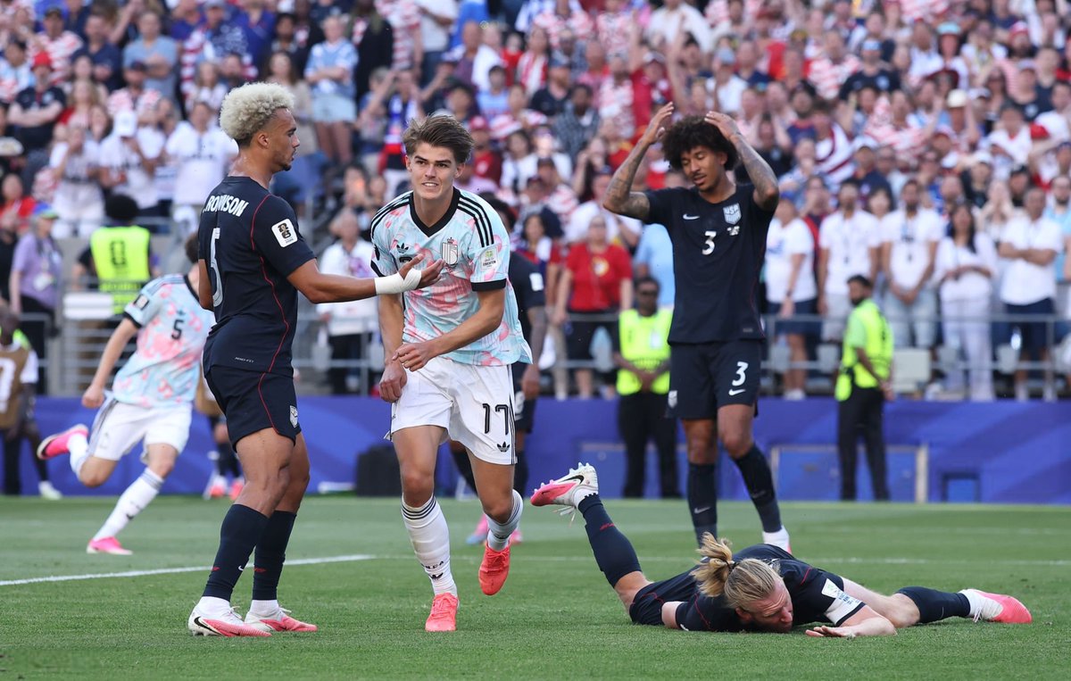 sofihane_'s tweet photo. Les 1/8eme de finale a 2h du matin c'est vraiment les meilleurs match mdrrrr https://t.co/DDCVrg8QH7