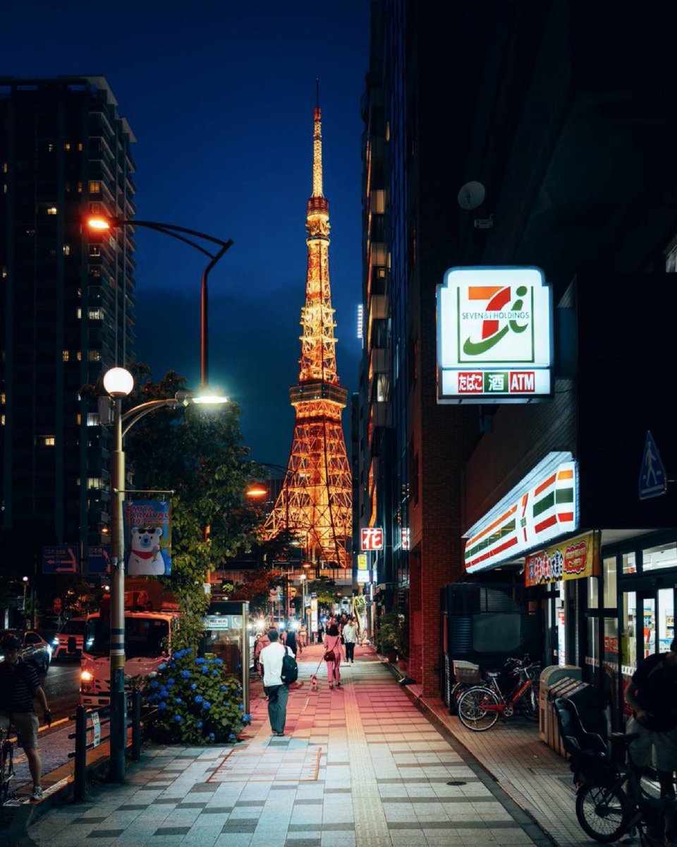 viewsoff's tweet photo. 7-Eleven in Tokyo, Japan https://t.co/kHvWrzqPYk