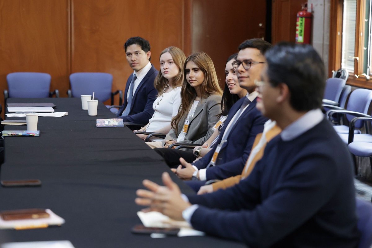 lorettaortiza's tweet photo. Hace unos meses tuve la oportunidad de asistir a la Corte Interamericana de Derechos Humanos, donde conocí a un grupo de jóvenes que participaban en el Programa de Pasantías y Visitas Profesionales. 
 
Les invité a visitar la @SCJN cuando concluyeran su estancia. Hoy fue un gusto recibirles y compartir con ellas y ellos un espacio de diálogo.