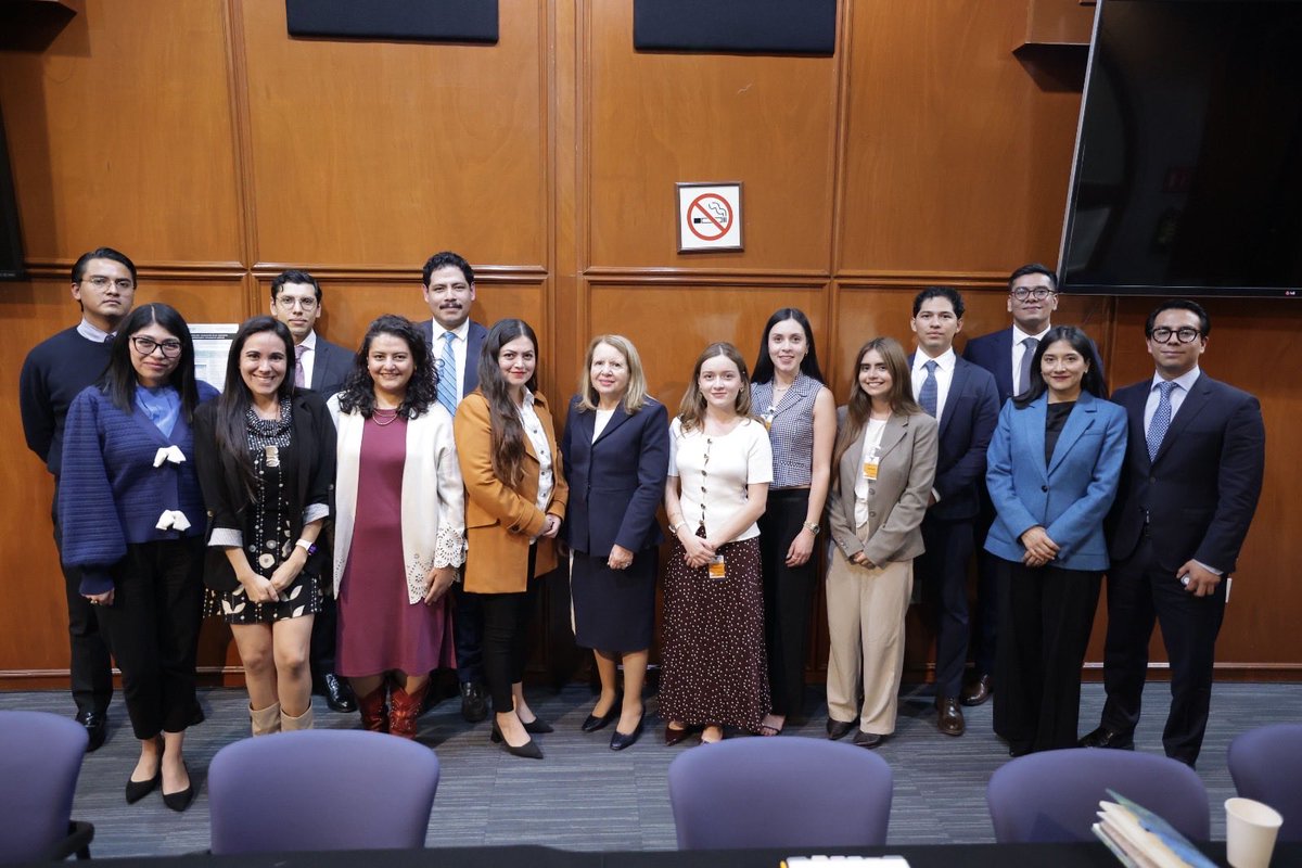 lorettaortiza's tweet photo. Hace unos meses tuve la oportunidad de asistir a la Corte Interamericana de Derechos Humanos, donde conocí a un grupo de jóvenes que participaban en el Programa de Pasantías y Visitas Profesionales. 
 
Les invité a visitar la @SCJN cuando concluyeran su estancia. Hoy fue un gusto recibirles y compartir con ellas y ellos un espacio de diálogo.