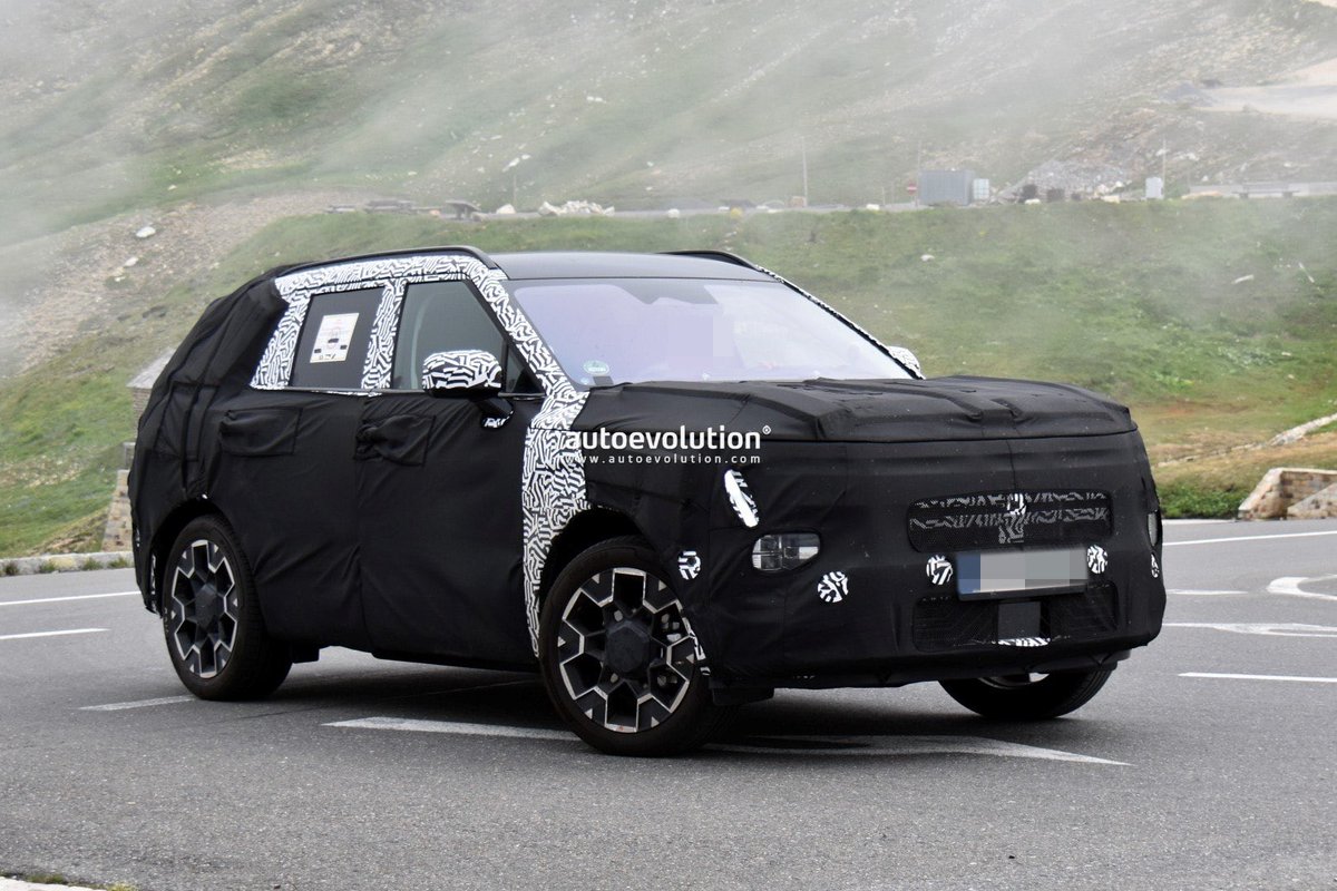 cole_marzen's tweet photo. The ‘27 Hyundai Tucson reveals its completely redesigned cabin in our latest batch of spy photos. From what we can see, the CUV will feature a 9.9-in. digital instrument cluster, a large 17.0-in. center touchscreen display with Pleos OS and Gleo AI, and a chunkier steering wheel. https://t.co/Acq2CA95ih