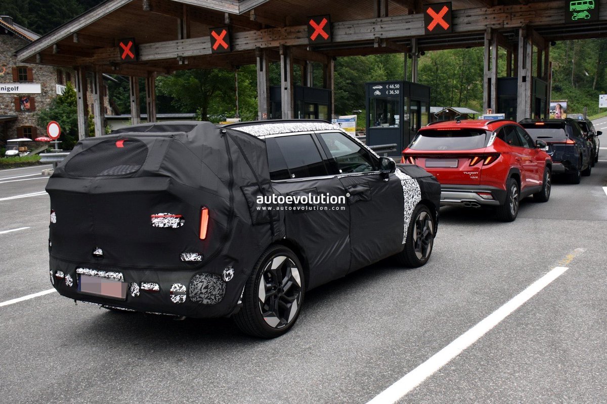cole_marzen's tweet photo. The ‘27 Hyundai Tucson reveals its completely redesigned cabin in our latest batch of spy photos. From what we can see, the CUV will feature a 9.9-in. digital instrument cluster, a large 17.0-in. center touchscreen display with Pleos OS and Gleo AI, and a chunkier steering wheel. https://t.co/Acq2CA95ih
