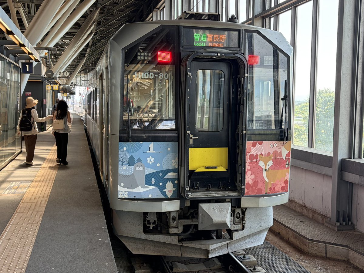 immigra16's tweet photo. ガラス張りの旭川駅！789系の萌葱色が目立ちますね〜
ラッピングH100とも遭遇！かわいい〜！ https://t.co/31nCOZdUKI