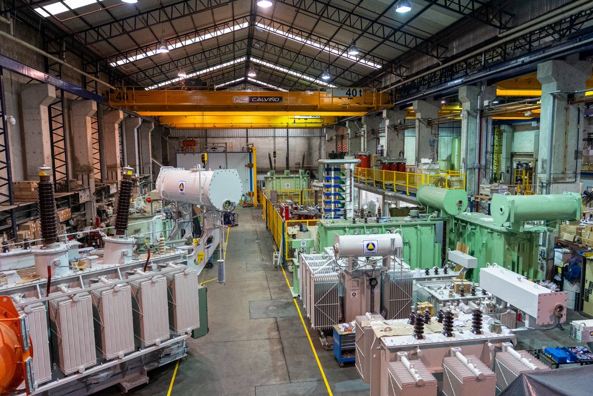 marcasarg_'s tweet photo. FABRICAN TRANSFORMADORES EN MATADEROS Y LOS EXPORTAN A LA INDUSTRIA PETROLERA DE EGIPTO

Fohama fabrica transformadores eléctricos de potencia para petróleo, gas, minería y energías renovables. Entre Egipto, Libia e Irak concreta unos 30 embarques por año, y también llega a Arabia Saudí, Omán, Sudán y Gabón. Produce 2.000 transformadores por año en una planta de 15.000 m² con dos laboratorios, y emplea a 160 personas.

📍 Mataderos, Buenos Aires