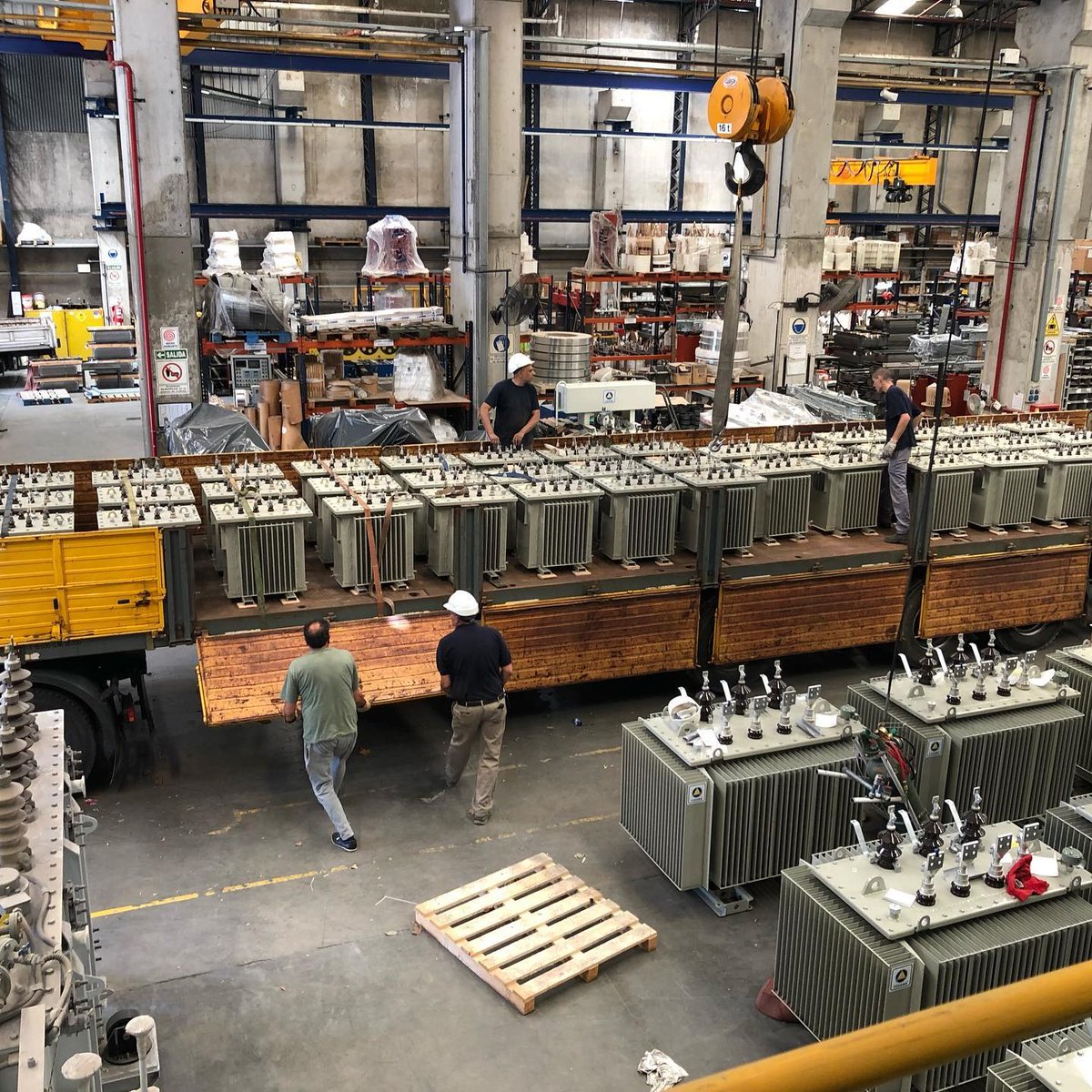 marcasarg_'s tweet photo. FABRICAN TRANSFORMADORES EN MATADEROS Y LOS EXPORTAN A LA INDUSTRIA PETROLERA DE EGIPTO

Fohama fabrica transformadores eléctricos de potencia para petróleo, gas, minería y energías renovables. Entre Egipto, Libia e Irak concreta unos 30 embarques por año, y también llega a Arabia Saudí, Omán, Sudán y Gabón. Produce 2.000 transformadores por año en una planta de 15.000 m² con dos laboratorios, y emplea a 160 personas.

📍 Mataderos, Buenos Aires
