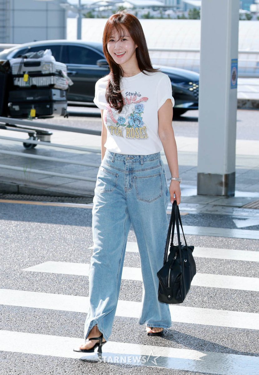 SNSD_0805's tweet photo. 260707 유리 싱가포르 출국 https://t.co/7k88BtyiaO