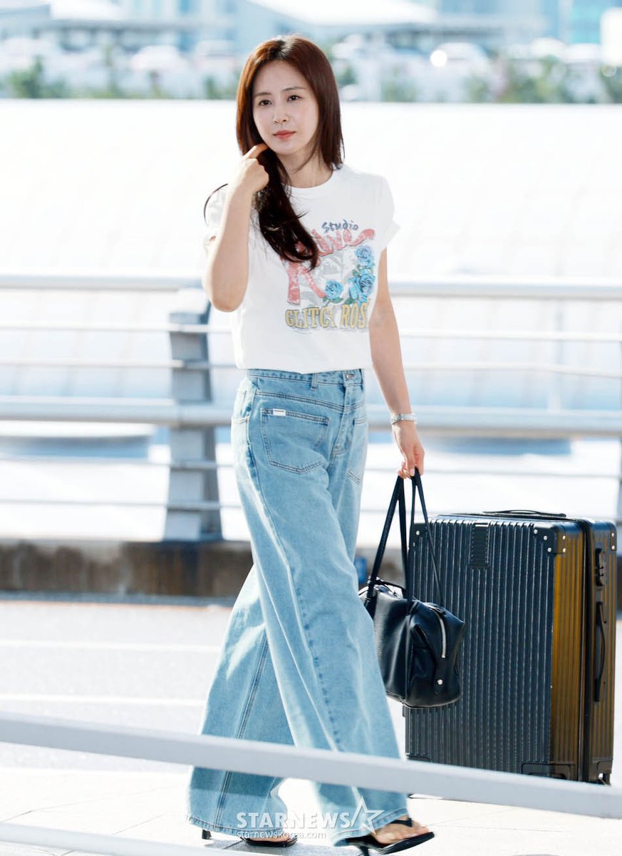 SNSD_0805's tweet photo. 260707 유리 싱가포르 출국 https://t.co/7k88BtyiaO
