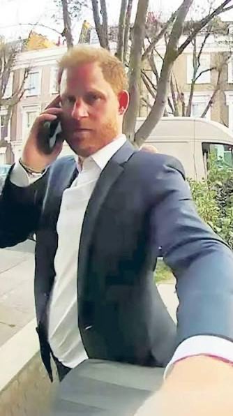 MeghansMole's tweet photo. 🚨Warning London Residents, there is a dangerous man walking the neighbourhood and knocking on random doors

DO NOT OPEN THE DOOR FOR THIS MISCREANT https://t.co/DCUletYiC1