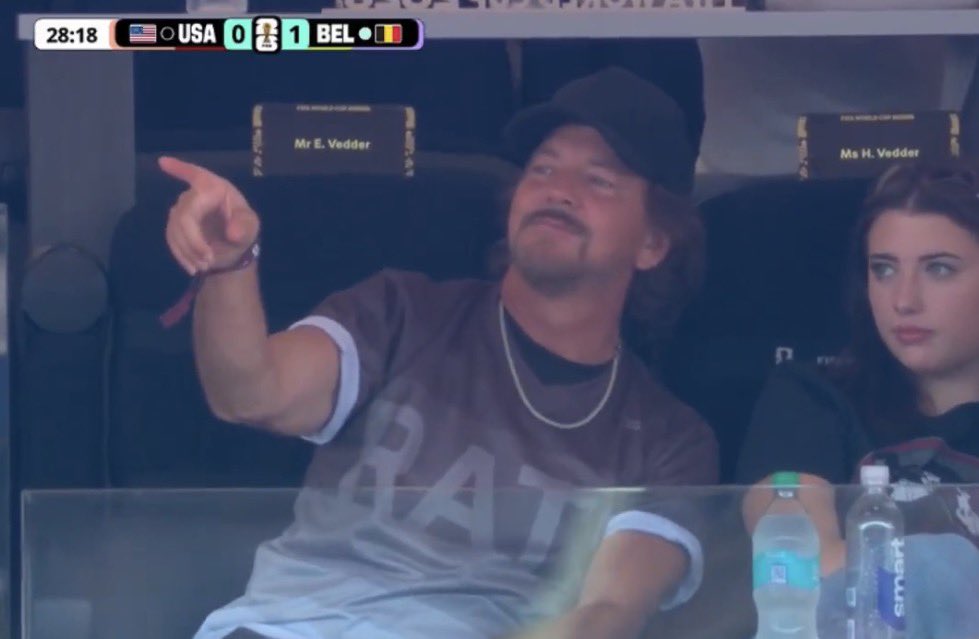 porquetendencia's tweet photo. "Eddie Vedder":
Por su presencia en el partido de Estados Unidos contra Bélgica en la #CopaMundialFIFA https://t.co/IRjkb50S0R