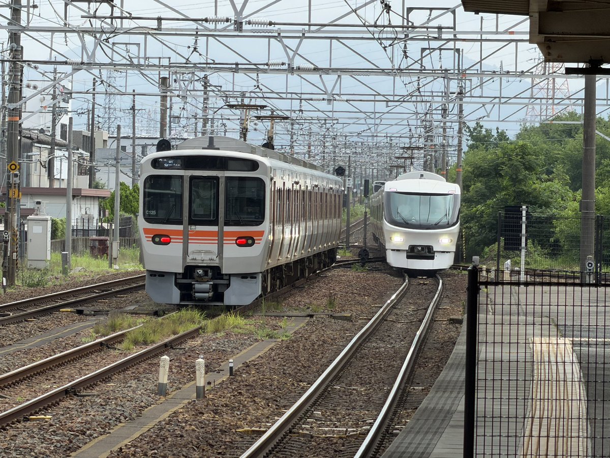 hiro_maru's tweet photo. 朝の通勤、やっと新型385系、しなのの試験車を拝む。
水道工事の回り道のオンパレードにエスカレーター工事でお目当ての電車に乗れなかった腹いせがコレ。まぁ、どうでも良くなった🤣 https://t.co/vYrTnZK7d8