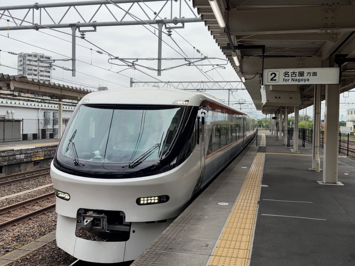 hiro_maru's tweet photo. 朝の通勤、やっと新型385系、しなのの試験車を拝む。
水道工事の回り道のオンパレードにエスカレーター工事でお目当ての電車に乗れなかった腹いせがコレ。まぁ、どうでも良くなった🤣 https://t.co/vYrTnZK7d8