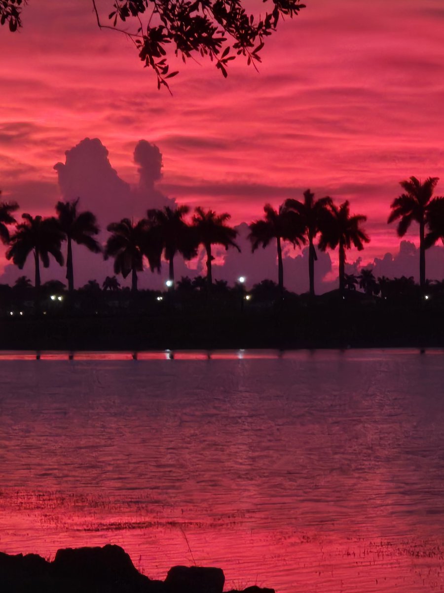 NewsyOneToo's tweet photo. No fireworks, nor filter or edit, just pure Mother Nature! https://t.co/pWVaixOyQT
