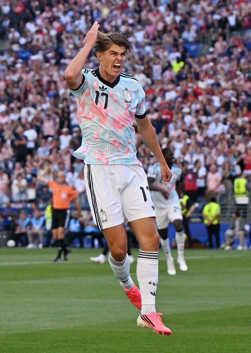 JacobsBen's tweet photo. HT: USA 1 Belgium 2. A Charles De Ketelaere brace puts Belgium deservedly ahead. Malik Tillman had briefly equalised with a deflected free-kick. Defensive frailties on show in a sloppy half for large parts. 

Mauricio Pochettino with a big team talk ahead as he has to get his attacking weapons going and avoid basic errors otherwise Belgium will kill off the game. Belgium doing well to stop much in transition so far, although Flo Balogun almost in twice to end the half.🇺🇸🇧🇪