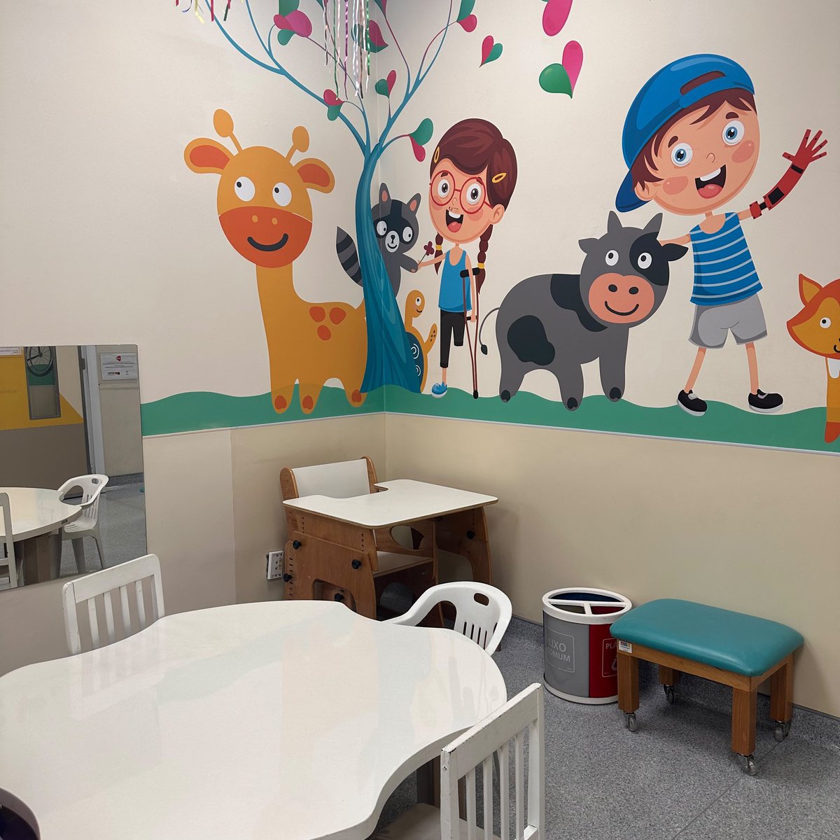 bucetages's tweet photo. Fisioterapia infantil significa trabalhar no meio de mini cadeiras, mini andadores, mini muletas, brinquedinhos coloridos e etc. 🥹 https://t.co/nLiXFDVLD4
