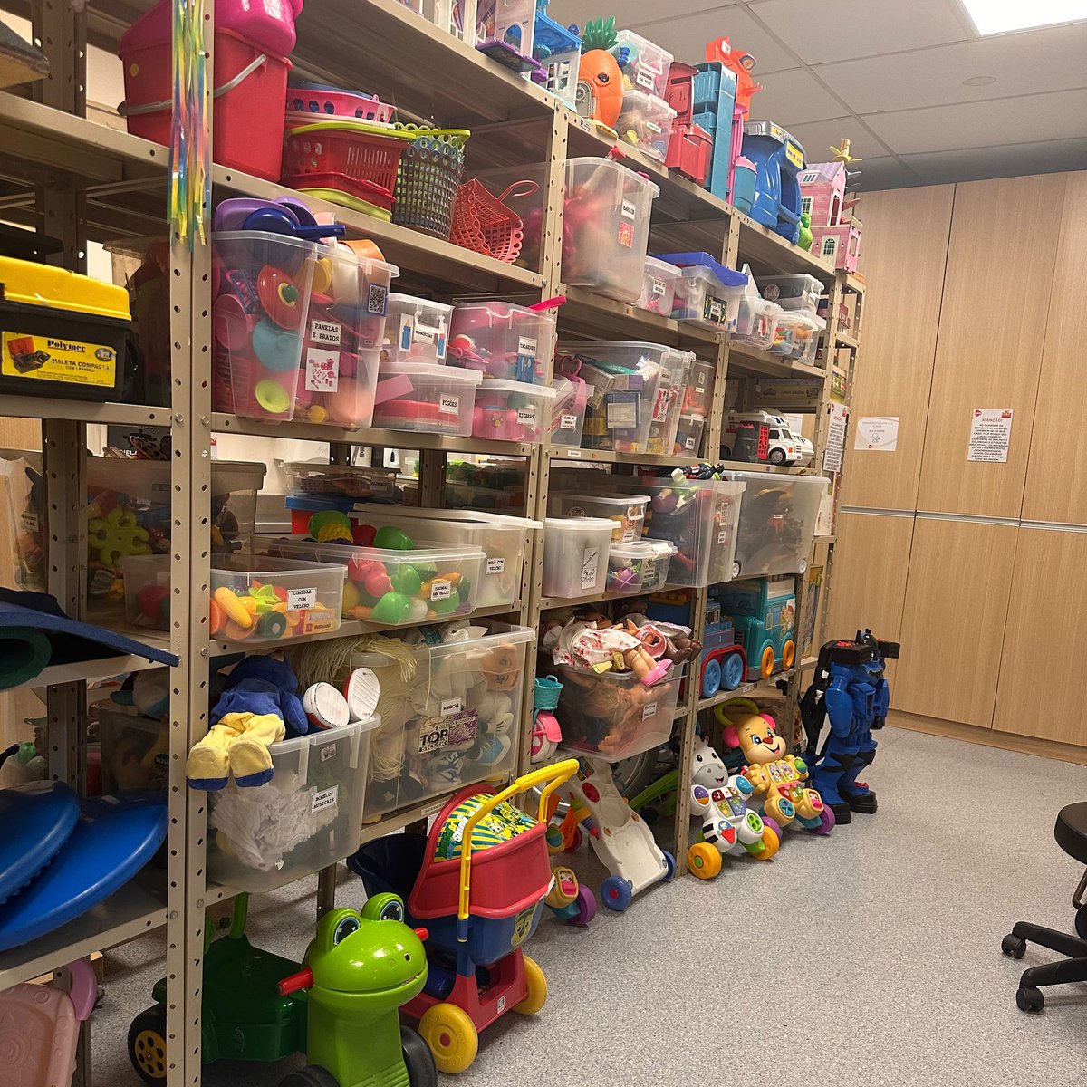 bucetages's tweet photo. Fisioterapia infantil significa trabalhar no meio de mini cadeiras, mini andadores, mini muletas, brinquedinhos coloridos e etc. 🥹 https://t.co/nLiXFDVLD4