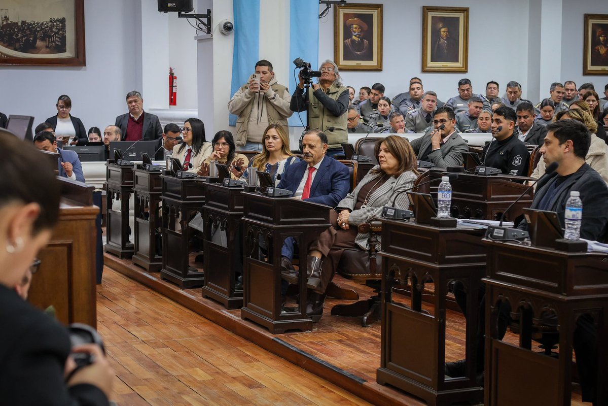 TeresitaMadera's tweet photo. La Justicia provincial se prepara para la futura implementación del sistema de Juicio por Jurados, y desde la Legislatura acompañamos esta valiosa experiencia institucional.

Junto a nuestro gobernador @QuintelaRicardo participamos de la etapa final del Simulacro de Juicio por Jurados, una instancia que permitió conocer de cerca cómo funcionará este nuevo modelo de justicia, con la participación activa de ciudadanos y ciudadanas.

Seguimos fortaleciendo instituciones más cercanas, transparentes y democráticas, convencidos de que una mayor participación ciudadana también fortalece la confianza en la Justicia.