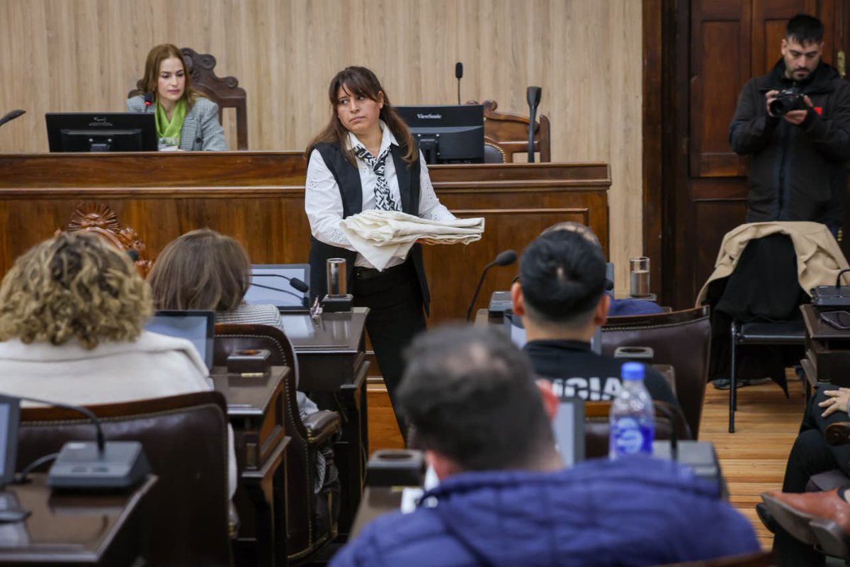 TeresitaMadera's tweet photo. La Justicia provincial se prepara para la futura implementación del sistema de Juicio por Jurados, y desde la Legislatura acompañamos esta valiosa experiencia institucional.

Junto a nuestro gobernador @QuintelaRicardo participamos de la etapa final del Simulacro de Juicio por Jurados, una instancia que permitió conocer de cerca cómo funcionará este nuevo modelo de justicia, con la participación activa de ciudadanos y ciudadanas.

Seguimos fortaleciendo instituciones más cercanas, transparentes y democráticas, convencidos de que una mayor participación ciudadana también fortalece la confianza en la Justicia.