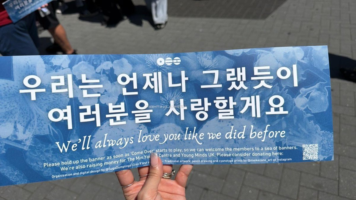 Arum_btsxarmy's tweet photo. Reaksi BTS terhadap fan projek ARMY di London

(Namjoon membaca spanduk)

Namjoon: Terima kasih ARMY, kalian sangat baik. Sangat menyenangkan ^^
Hoseok: Sangat menyenangkan
Taehyung: Kami akan selalu mencintai kalian

Fan projek ARMY bertuliskan: 

Seperti yang selalu kami lakukan aku akan mencintaimu
Kami akan selalu mencintaimu seperti sebelumnya.

#BTS_WORLDTOUR_ARIRANG 
#BTS_WORLDTOUR_ARIRANG_LONDON