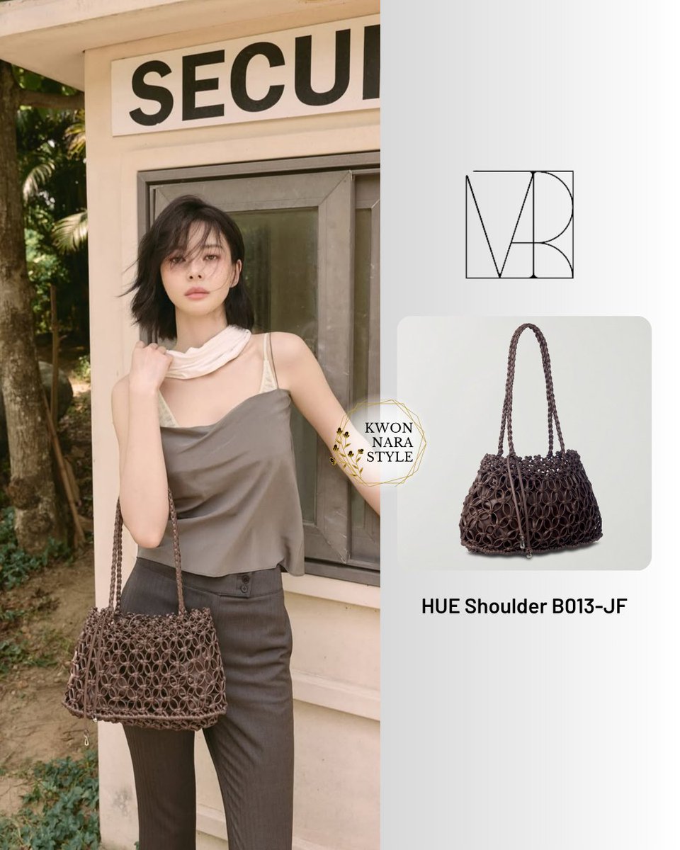 kwonnarastyle's tweet photo. 🤎 #VanRohe
👜 HUE Shoulder B013-JF
💱 ₩ 168,000 KRW

🤍 #ToakNet 
🧣 Tone Scarf
💱 ₩ 43,000 KRW

🖤 #SaltyPebble
👖 Herringbone Semi-Flare Capri Pants [Charcoal]
💱 ₩ 158,000 KRW

📸 #DazedKorea May 2026 Issue

@DazedKorea #KwonNara #권나라 https://t.co/RtYAphebRb