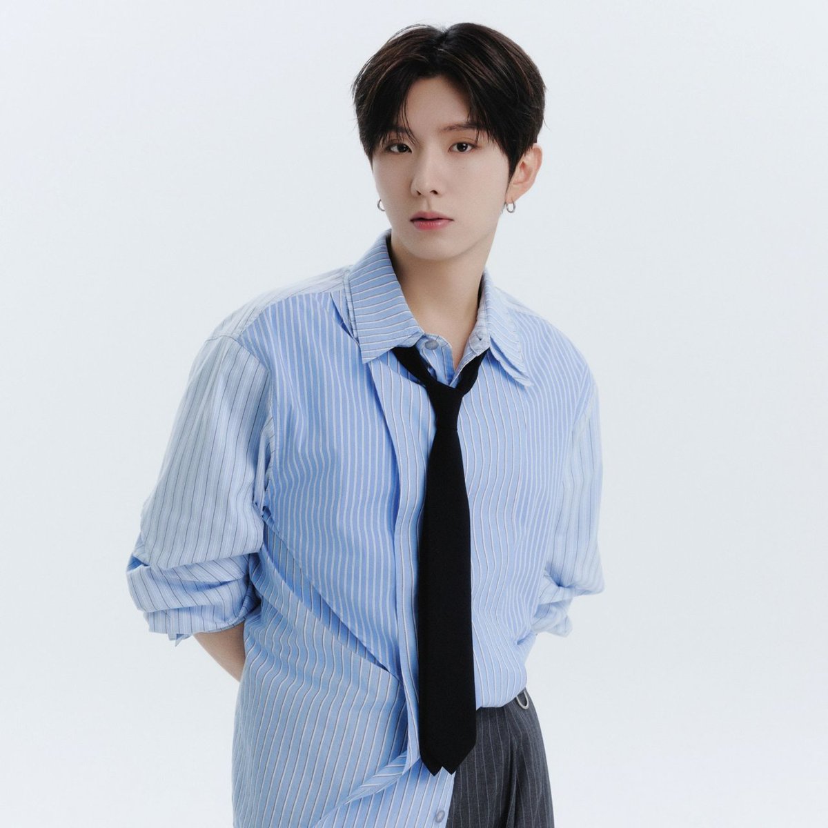 Kpop_Herald's tweet photo. .@OfficialMONSTAX vocalist Kihyun is returning with his 2nd EP, “Borderline” today! 🚀

The seven-track album arrives after his military service, Monsta X’s group activities and ongoing world tour, and Kihyun said the long wait allowed him to make an album he could feel fully confident about.

📕Read his full interview: https://t.co/XMbjLFJRKB

#KIHYUN #BORDERLINE #SoGood