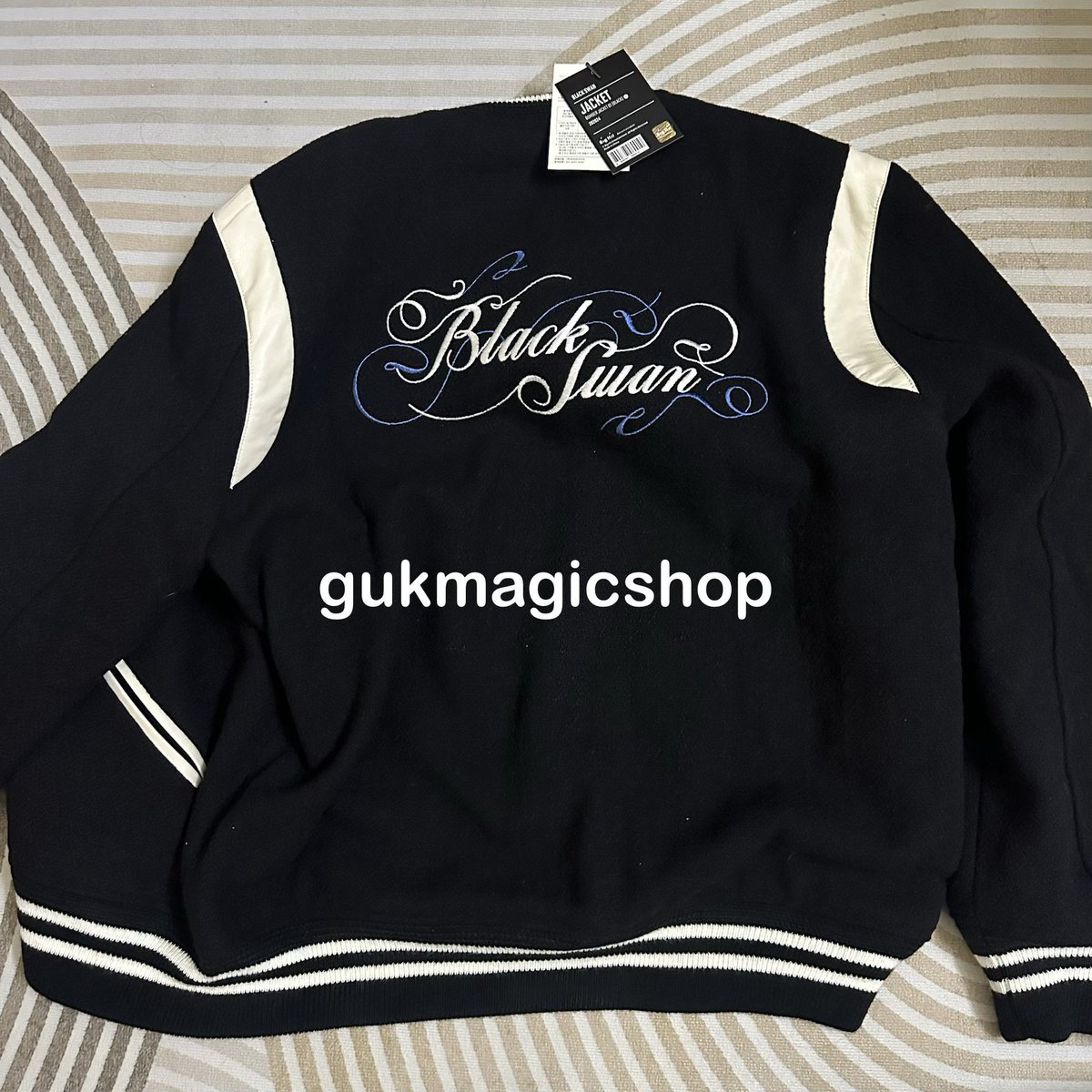 gukmagicshop's tweet photo. ♡ HELP RT ♡

[WTS] BTS OFFICIAL MOTS BLACK SWAN JACKET

✨RM150 (original price: RM200++)✨

- never wear and still has the tags
- dm me if interested 💌

#pasarbts #myARMYjual @BTSMarketMY https://t.co/mWkUvj6PSn
