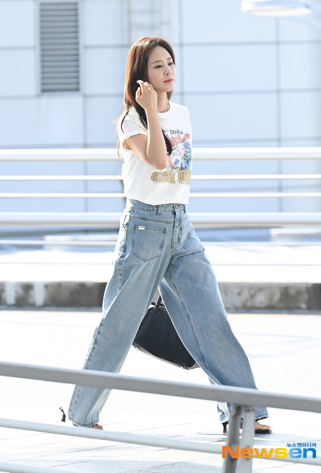SNSD_0805's tweet photo. 260707 유리 싱가포르 출국 https://t.co/DaWMgUBBUh