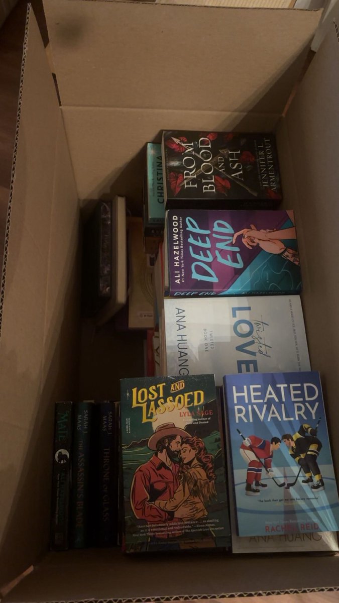bookyns's tweet photo. the essentials #ihatepacking https://t.co/Z8bulMVCPU