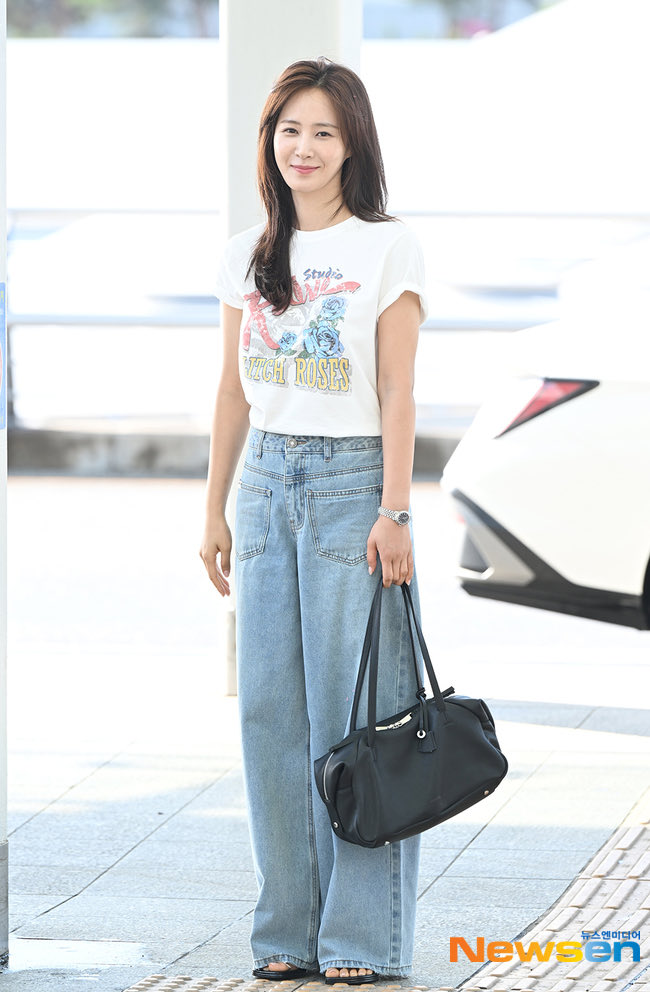 SNSD_0805's tweet photo. 260707 유리 싱가포르 출국 https://t.co/BykuQ21n0R