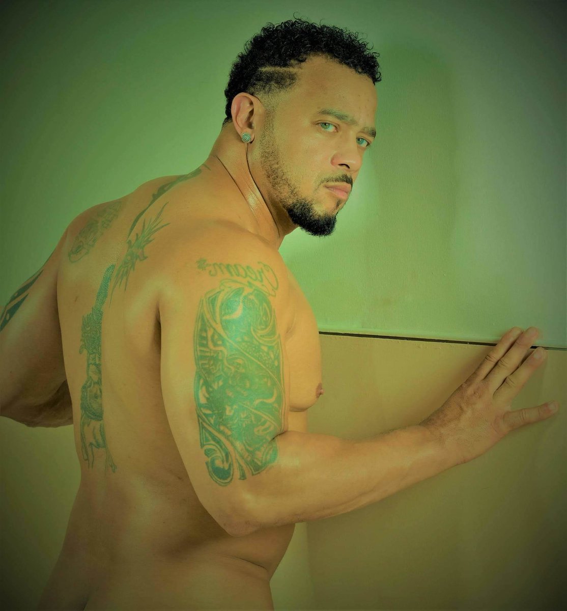 Maleeyecan53414's tweet photo. Cream
#blacktwitter #beautifulblackmen #Eyecandy #sexyblackmen #cuteblackmen #nakedmen #BBC #ALPHAMEN #maleeyecandy #strippers #malestrippers #blackmalestippers https://t.co/k3IFxrAZw9