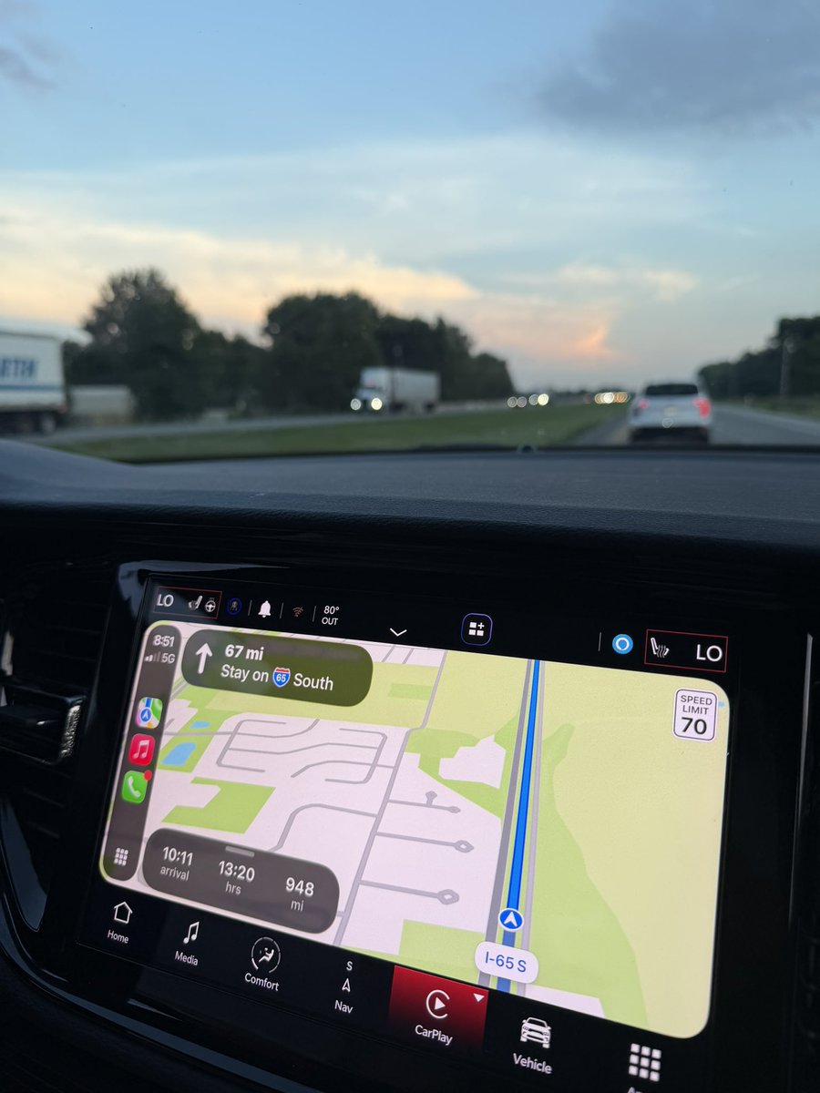 breberrymuffin's tweet photo. reading in the passenger seat on a road trip, windows down, sunset, music blasting> https://t.co/pcQBlR7sqq
