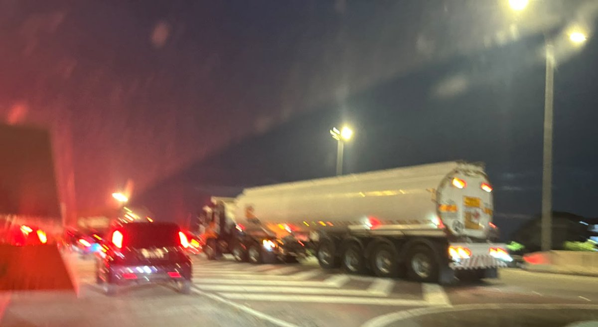 mujeshjay's tweet photo. @SKVEinfo @LLMrasmi
Ambil tindakan segera utk elakkan lori-lori gunakan flyover pada waktu puncak. Kenapa ubah peraturan? https://t.co/RpiZEJ38gr