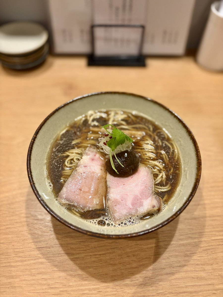 raamentarou24's tweet photo. 麺ふたりさんで限定のあったか椎茸醤油らーめんを🤗🍜🍄前回は冷やしをいただいたので、今回は温かいのを☺️🤲温冷でこんなにも見せる顔が違うのか、、、🥹✨この椎茸感満載のスープめっちゃくちゃ好み🥰🙏もちろん絶品チャーシューにメンマやトッピングの椎茸も美味で癒された🤭💕ご馳走さまでした🙇‍♀️🙇‍♀️ https://t.co/lRBcsvSbdX