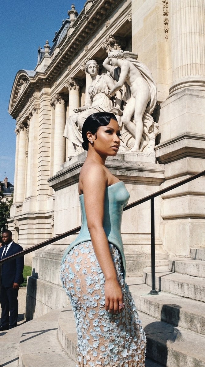 tumbledryyy's tweet photo. SCHIAPARELLI | @NICKIMINAJ wearing Schiaparelli (Look 28) from the Fall/Winter 2027 haute couture collection✨
#StyledbyMe 🩵 https://t.co/tJcmfL8Gf3