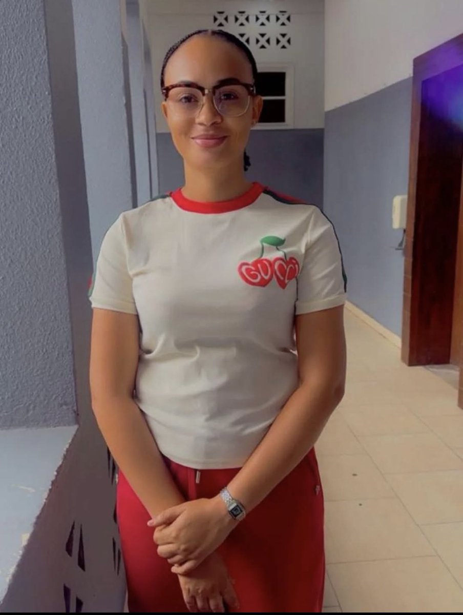 Cap_Brave's tweet photo. En tant que militaire des #FARDC, je suis fier de porter cet uniforme. La beauté des #FARDC ne réside pas seulement dans nos armes ou notre uniforme, mais aussi dans notre prestance, notre discipline et la beauté naturelle des nôtres.

Et, avec une pointe d’humour, je dirais qu’ici, il n’y a pas de dents à la récréation 🦷 comme chez les Rwandais criminels et terroristes qui menacent notre pays.

Nous lançons un appel à toutes les jeunes filles congolaises à suivre l’exemple de notre sœur sous-lieutenante, visible sur les photos ci-dessous, en intégrant massivement les #FARDC. Votre engagement contribuera à protéger l’intégrité territoriale, la souveraineté et l’identité de notre pays. Servons la Nation avec courage, discipline et patriotisme. Ensemble, défendons la République démocratique du Congo. 
🇨🇩