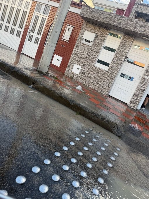 comitemodeliar1's tweet photo. Señores @AcueductoBogota
Luego de la intervención realizada hoy en la calle 23A # 82 continua la fuga de agua.
Es importante resolver de fondo el tema.
Quedamos atentos https://t.co/8B4VDTPMyb