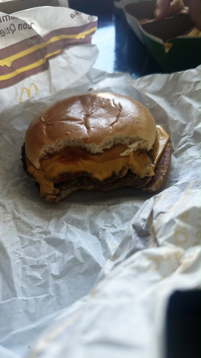 nobmarce's tweet photo. Hoy fui a @McDonalds_Ar de la av Córdoba 3831 CABA  pedí por auto Mac,entre otras cosas encargué dos hamburguesas doble carne doble queso y una de ellas vino mordida, hice el reclamo y aún no obtuve respuesta. https://t.co/1lMKweHoAq