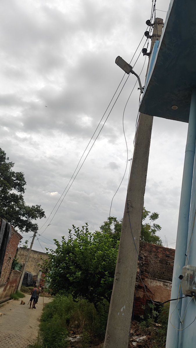 VireshcscKumar's tweet photo. @aksharmaBharat @dvvnlhq @UPPCLLKO @EMofficeUP @myogiadityanath @PMOIndia Dear sir  look hereany assistance call not recieve earth ka tar toot gaya hai supply chalu hai tatkal supply band karayen aur tar ko judvayen Firozpur feeder agsoli s.rao mob 9258500438 https://t.co/EtYsTQp98B