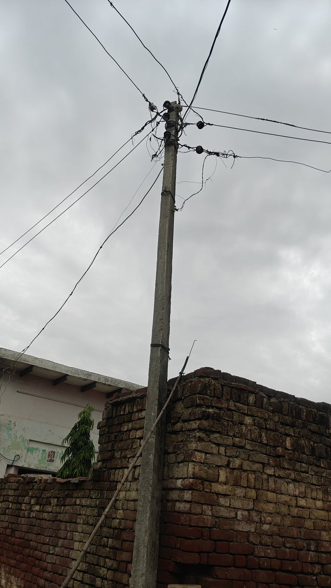 VireshcscKumar's tweet photo. @aksharmaBharat @dvvnlhq @UPPCLLKO @EMofficeUP @myogiadityanath @PMOIndia Dear sir  look hereany assistance call not recieve earth ka tar toot gaya hai supply chalu hai tatkal supply band karayen aur tar ko judvayen Firozpur feeder agsoli s.rao mob 9258500438 https://t.co/EtYsTQp98B