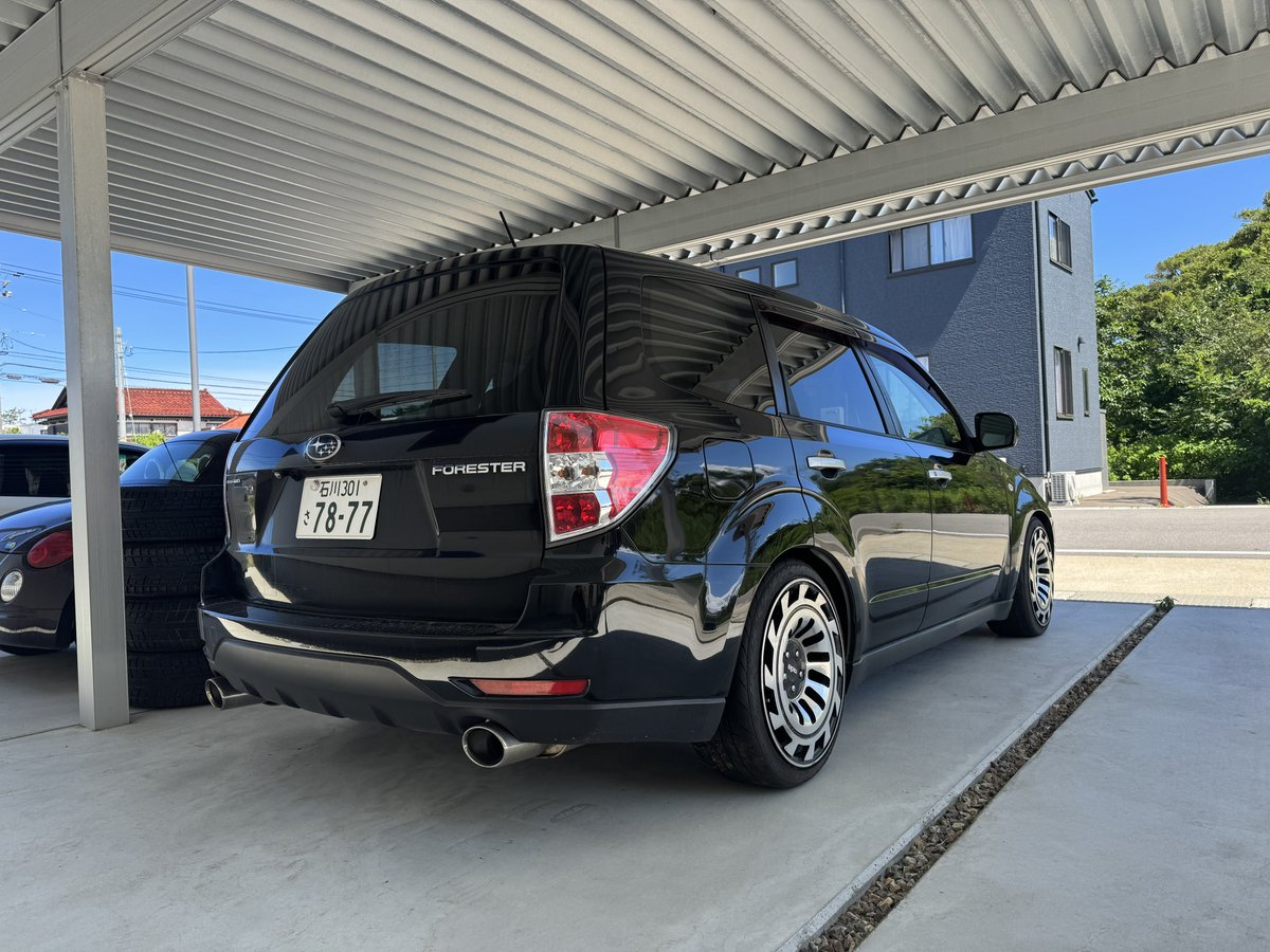 fumiyan719's tweet photo. キモホイ履かせて車高もちょい下げ
なんでこの車高でタイヤ引っ張っとるんや仕様

GHの車高調だからこれでリア全下げなんです…許して… https://t.co/igUrpvecFe
